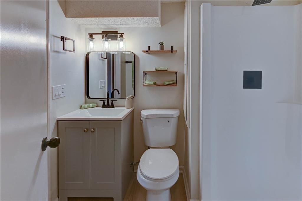 708 Montgomery Avenue — photo 44