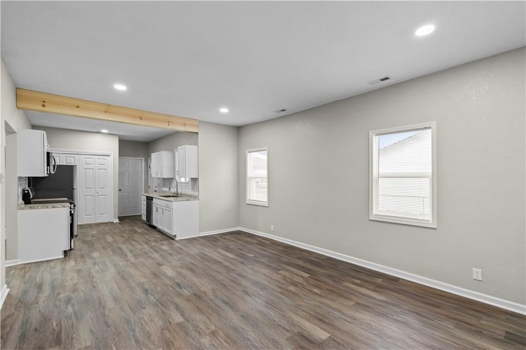 323 W Hyde Park Avenue — photo 7