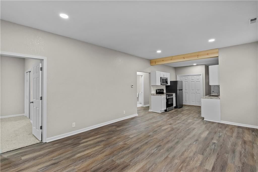 323 W Hyde Park Avenue — photo 8