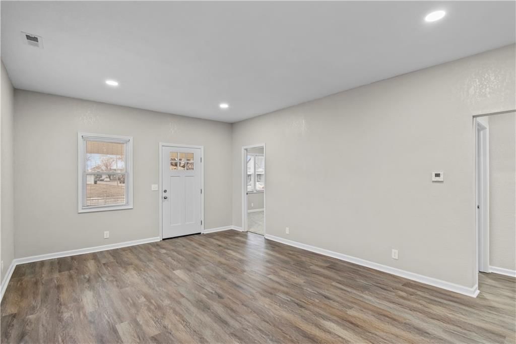 323 W Hyde Park Avenue — photo 9