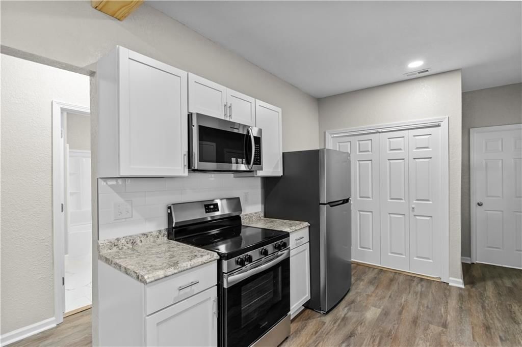 323 W Hyde Park Avenue — photo 10