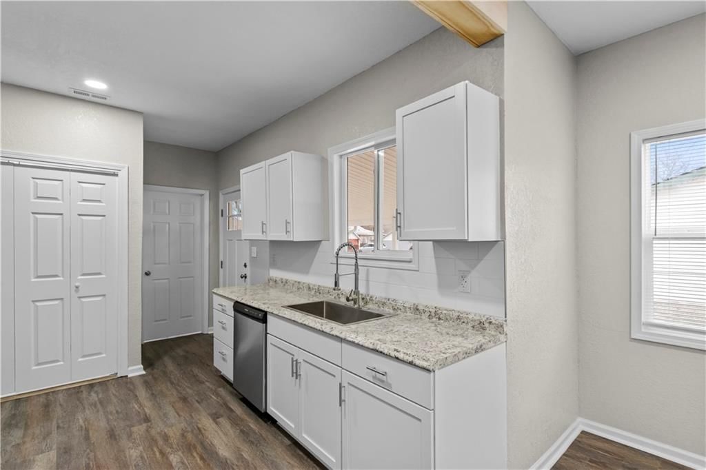 323 W Hyde Park Avenue — photo 11