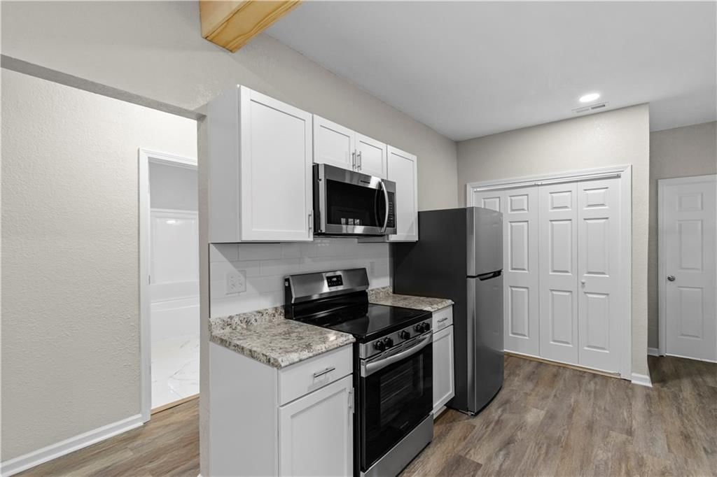 323 W Hyde Park Avenue — photo 12