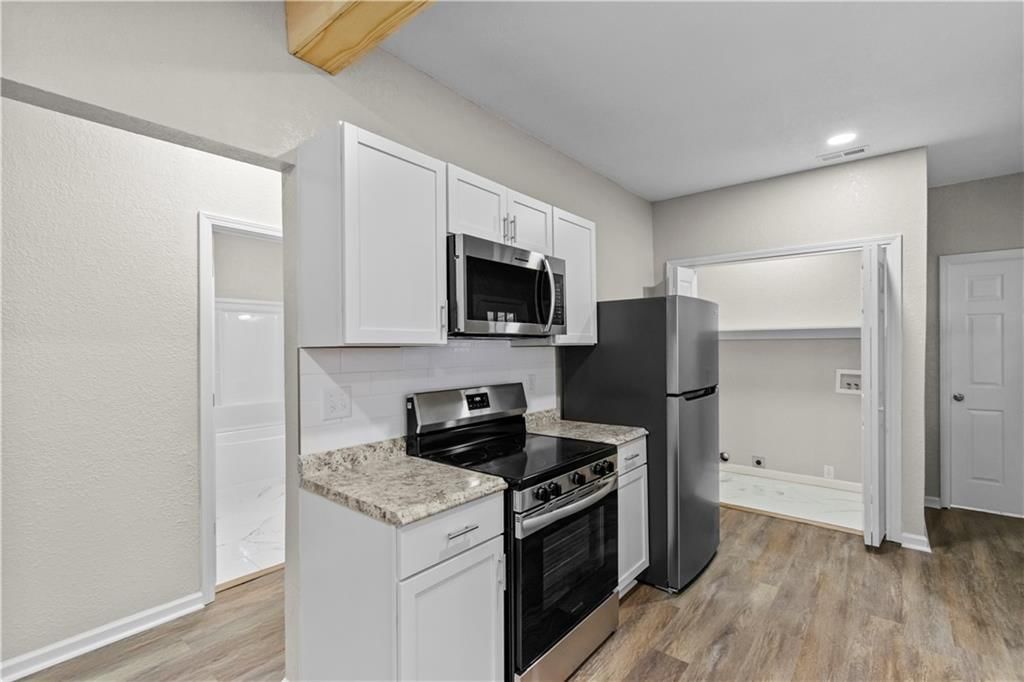 323 W Hyde Park Avenue — photo 13