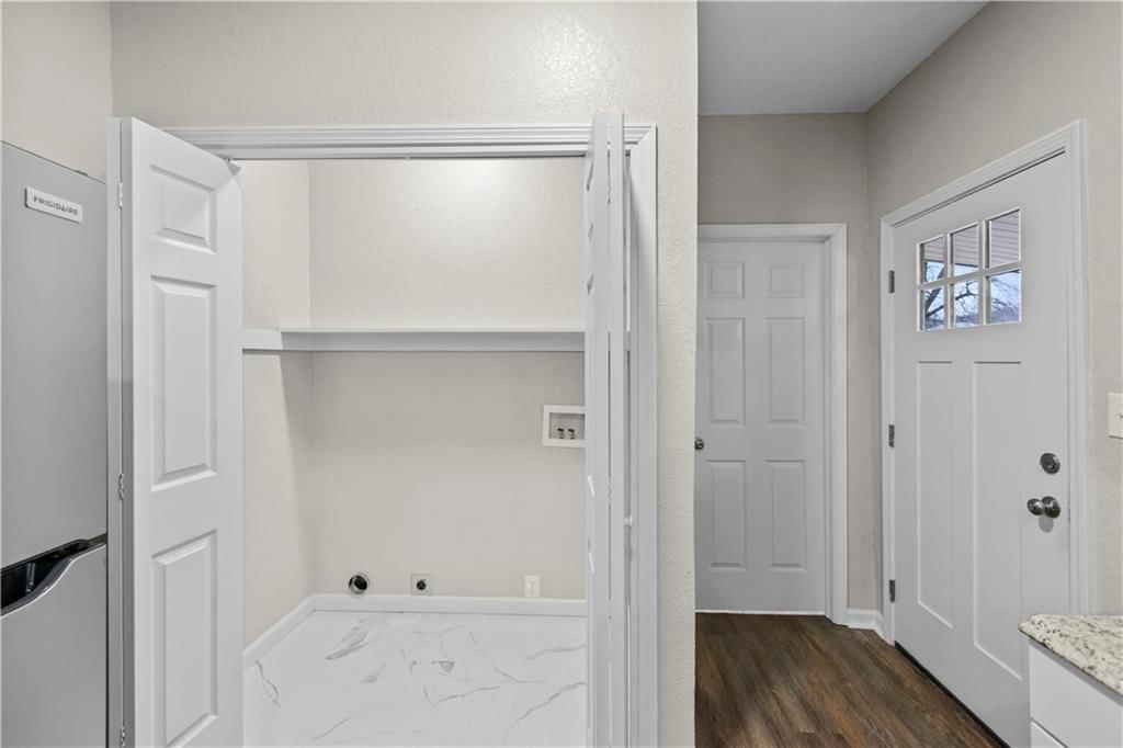 323 W Hyde Park Avenue — photo 14