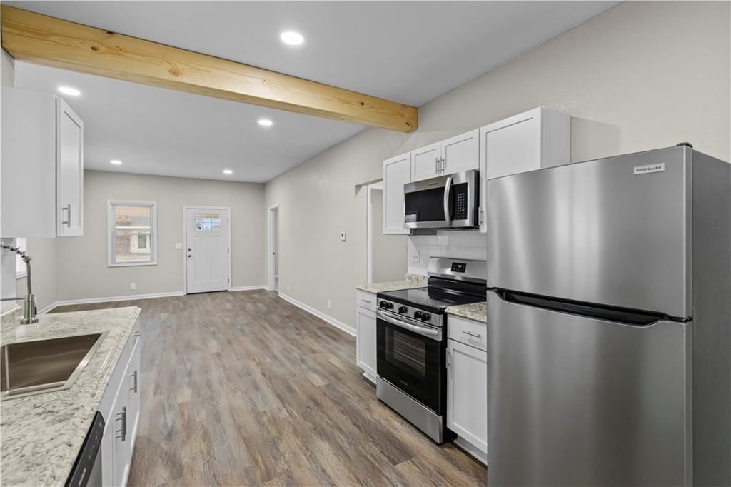 323 W Hyde Park Avenue — photo 15