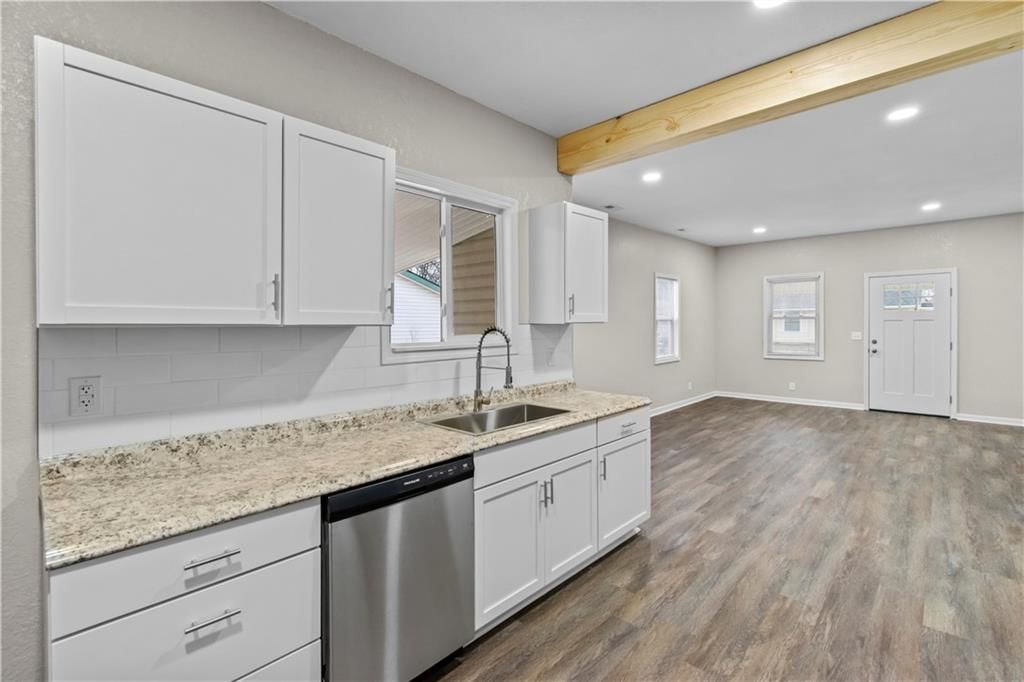 323 W Hyde Park Avenue — photo 16