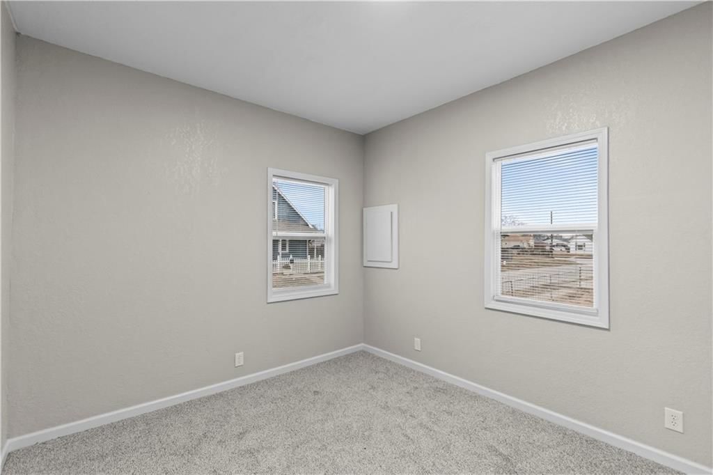 323 W Hyde Park Avenue — photo 19