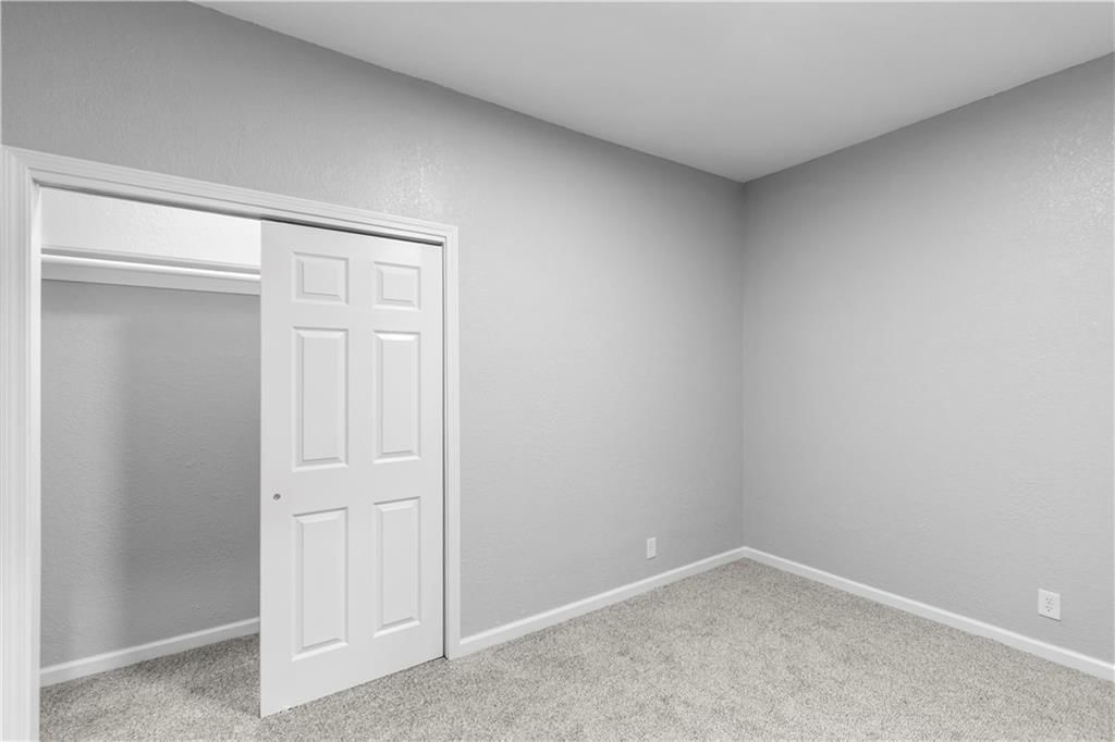 323 W Hyde Park Avenue — photo 23