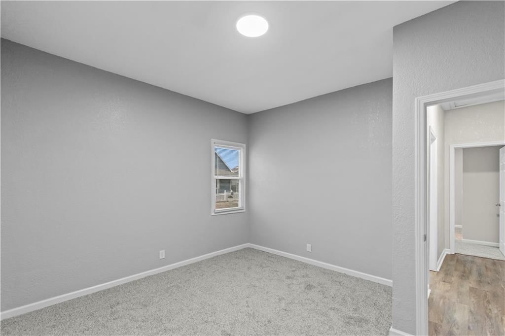 323 W Hyde Park Avenue — photo 24