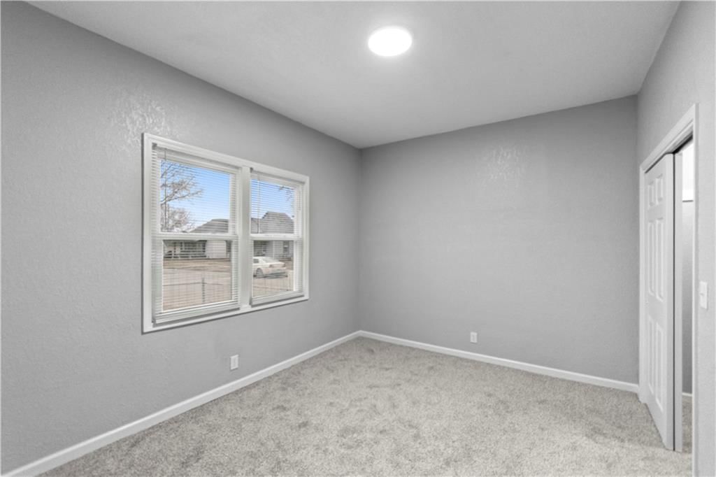 323 W Hyde Park Avenue — photo 25