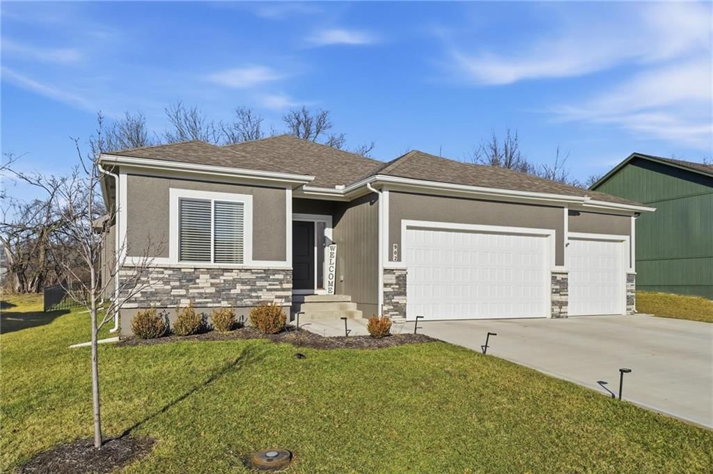 902 NW Crestwood Drive — photo 2