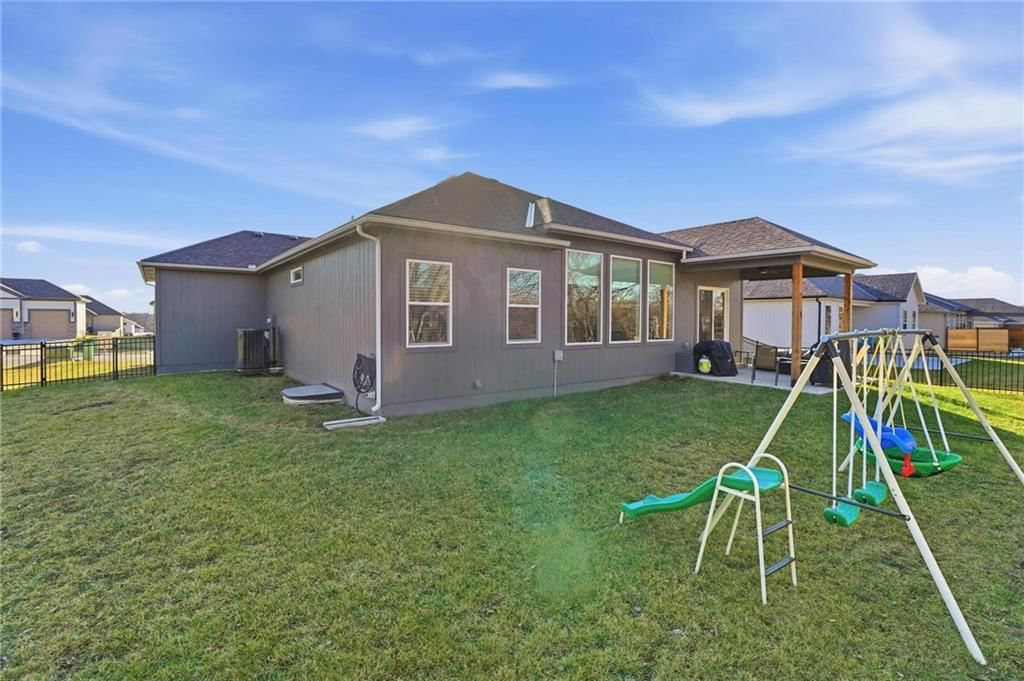 902 NW Crestwood Drive — photo 32