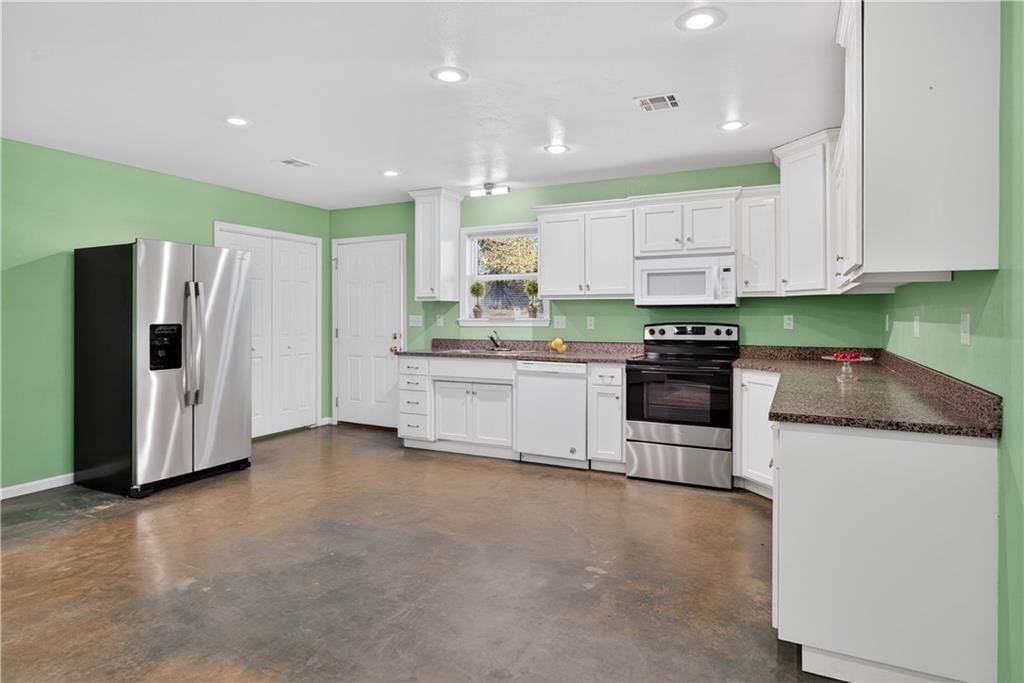 505 E Lee Street — photo 13