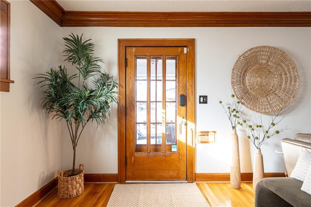 5929 Kenwood Avenue — photo 4