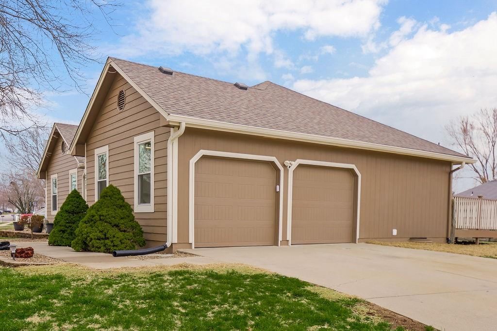 211 SW Cross Creek Drive — photo 2