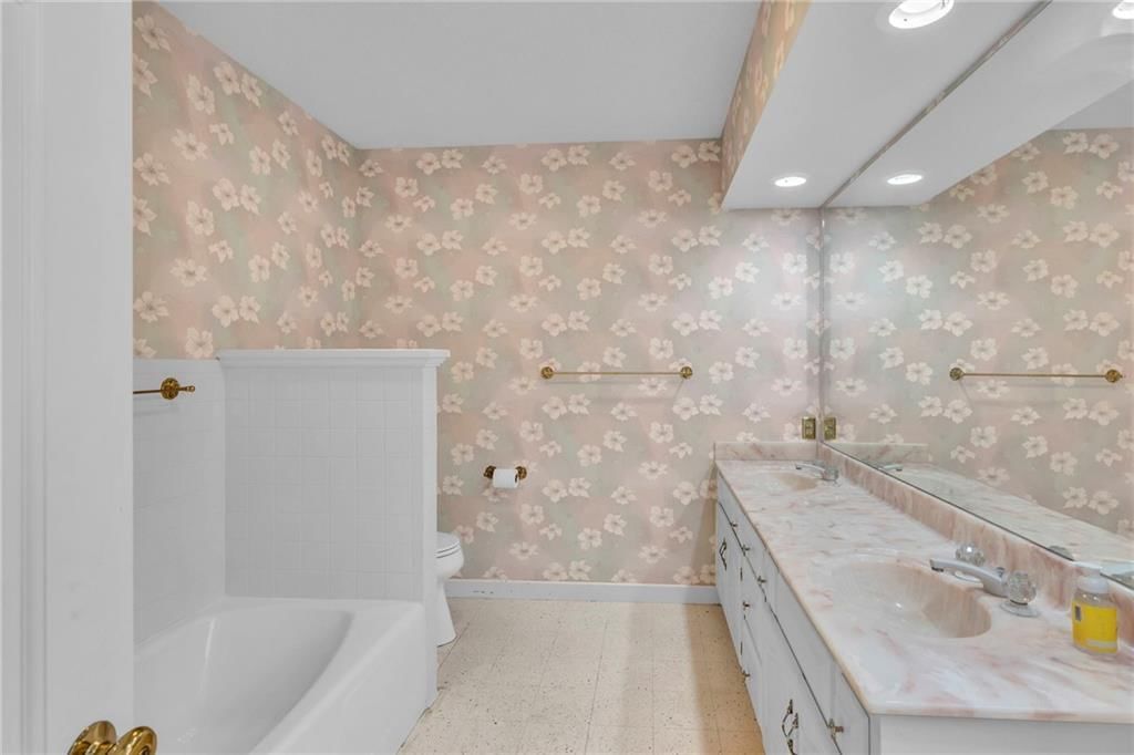 1012 E 10th Street — photo 23