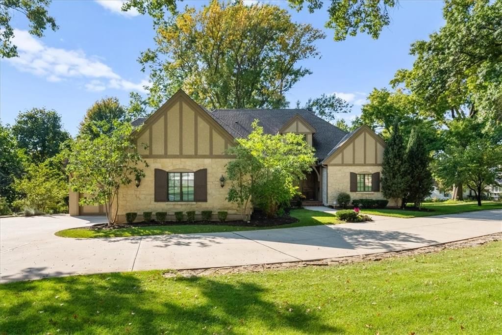 8500 Belinder Road, Leawood, KS