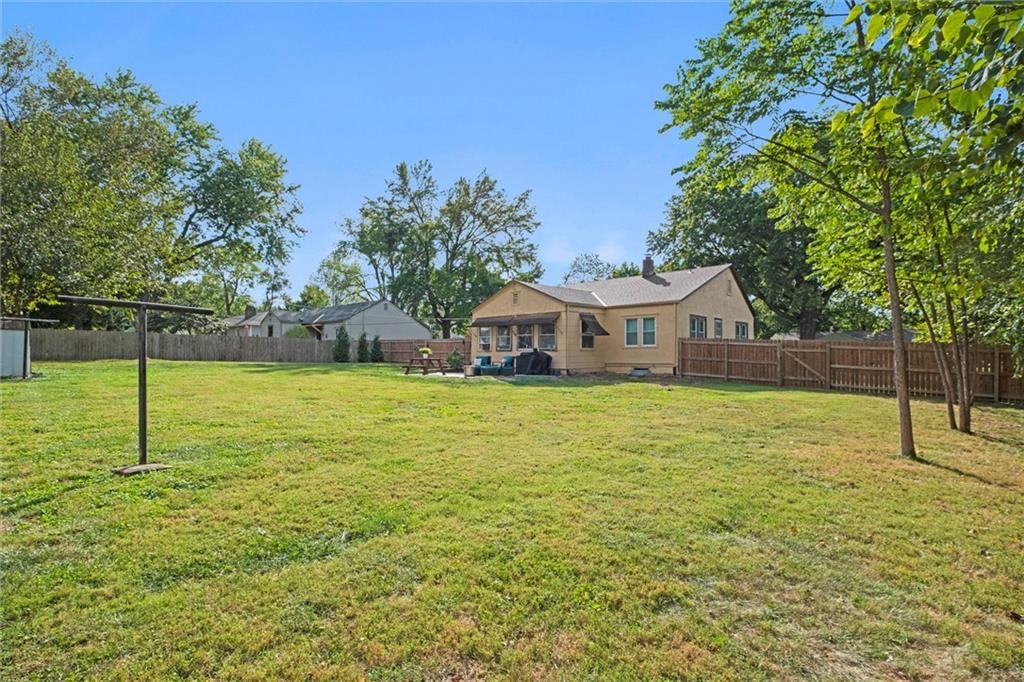 7821 Robinson Street — photo 32