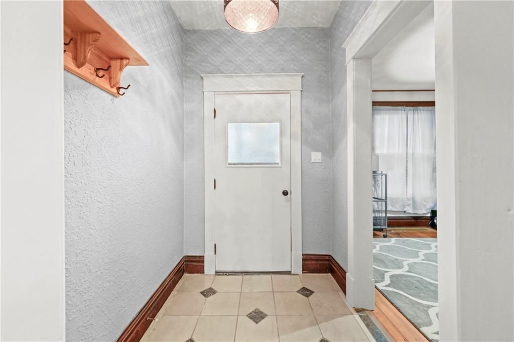 406 S Russell Street — photo 4