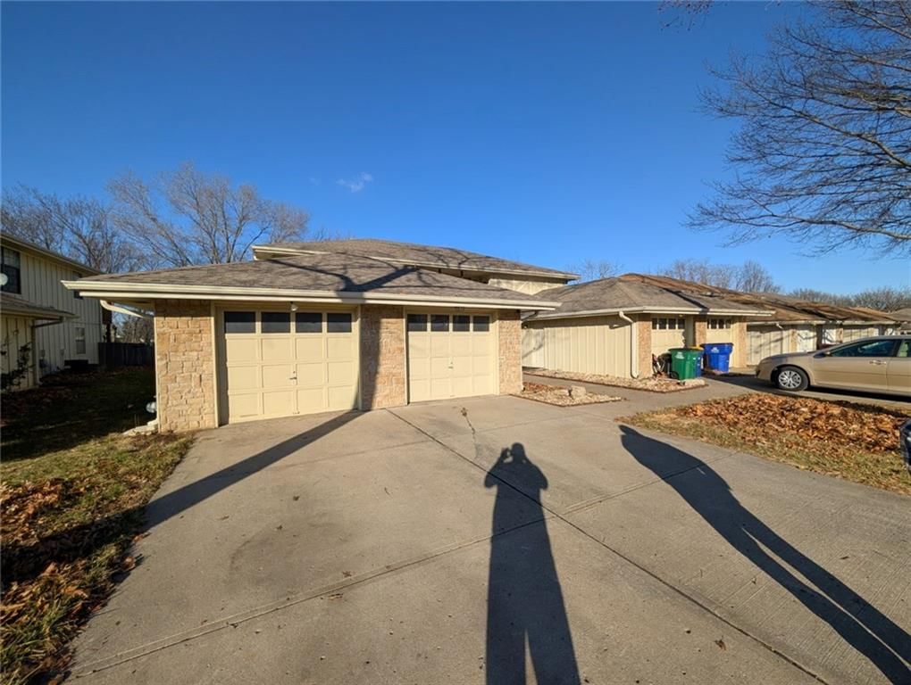 1012 NE Lindsay Avenue — photo 2