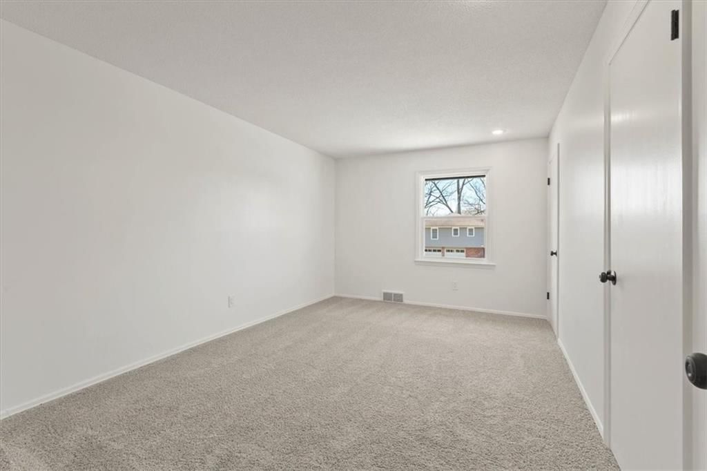 8512 W 98th Street — photo 10