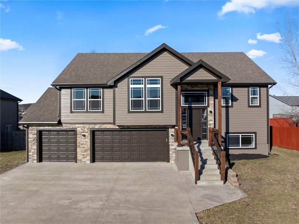 916 N Hickory Drive, Tonganoxie, KS