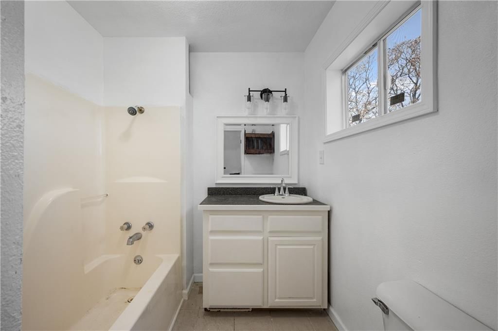 1015 W 21st Street — photo 26