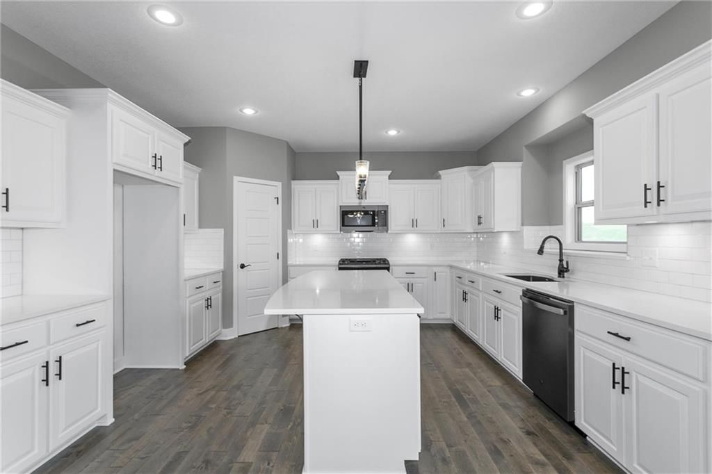 8907 NW Monroe Avenue — photo 14