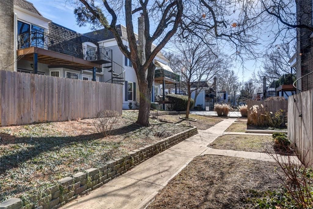 8706 Walmer Street — photo 33