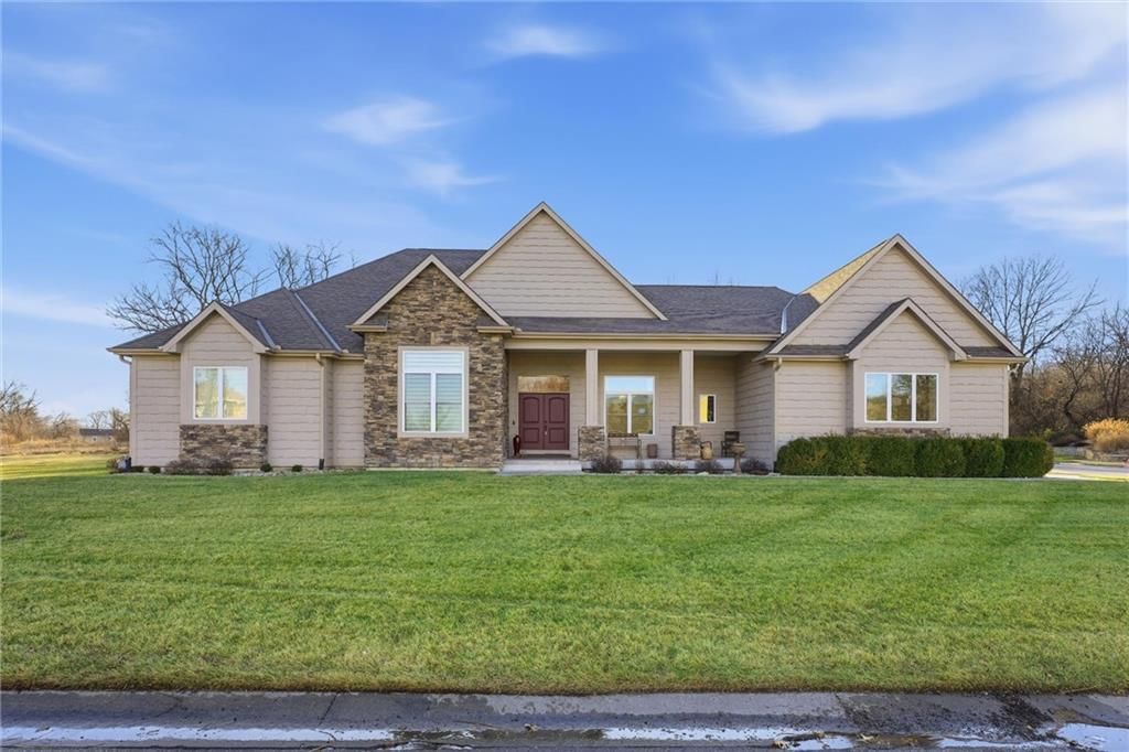 900 Oakmont Drive, Lansing, KS