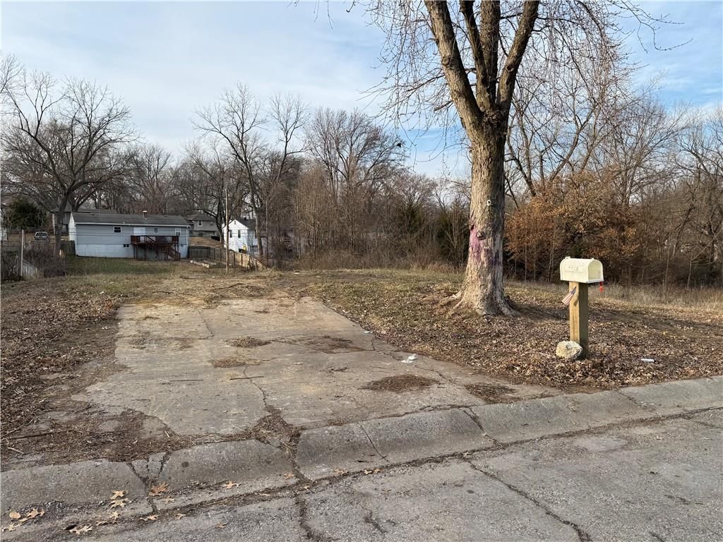 4918 N Wallace Avenue — photo 2