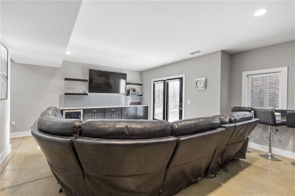 1202 Rich Boulevard — photo 43