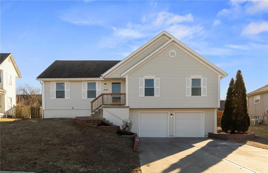 719 SE London Way — photo 3