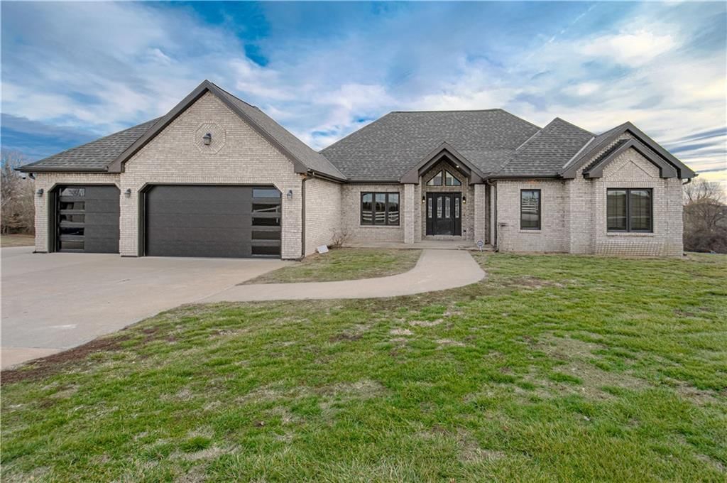 16294 Eastlake Drive, Lexington, MO
