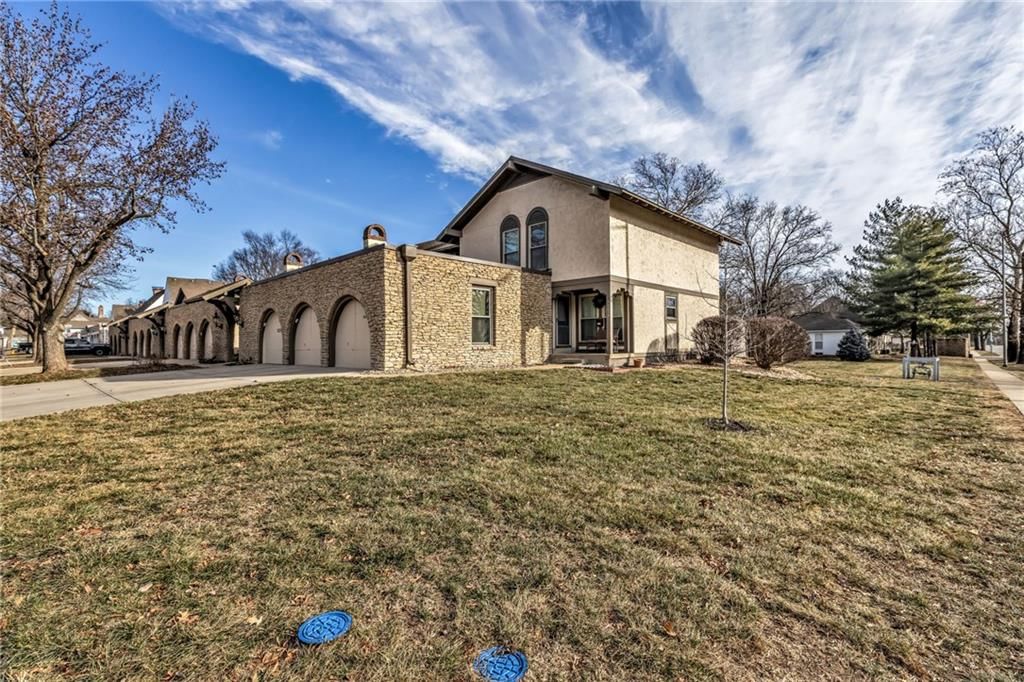 10239 Robinson Street, Overland Park, KS