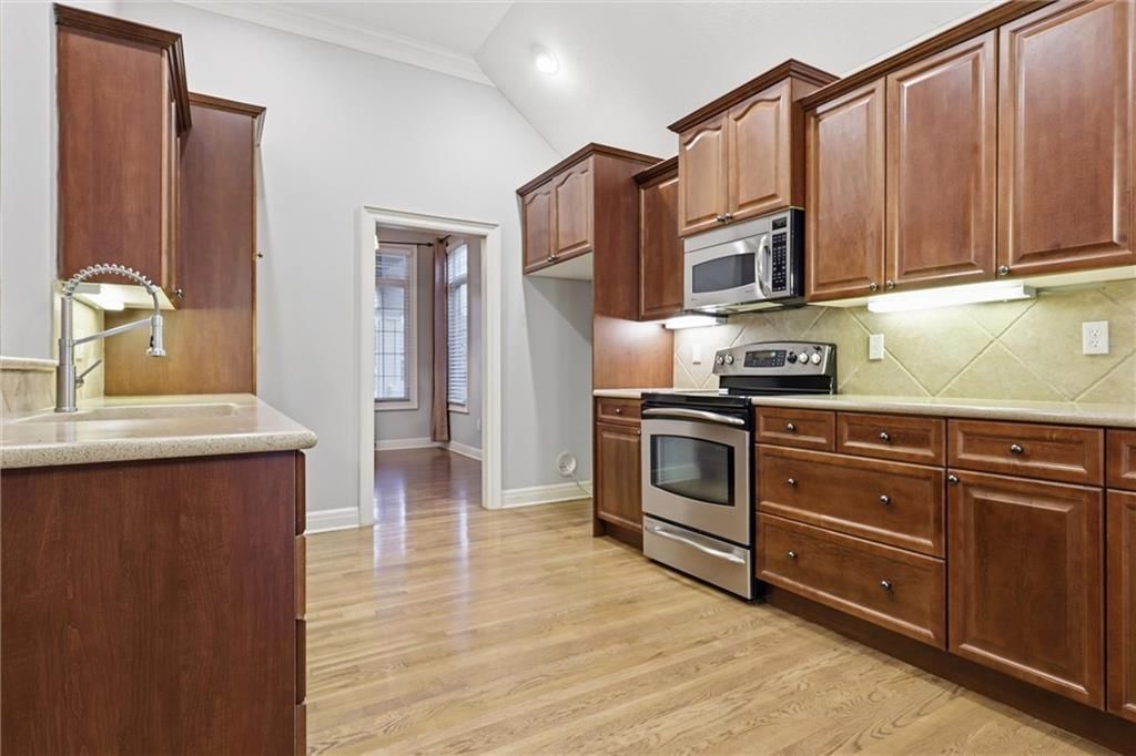 11813 S Hallet Street — photo 8