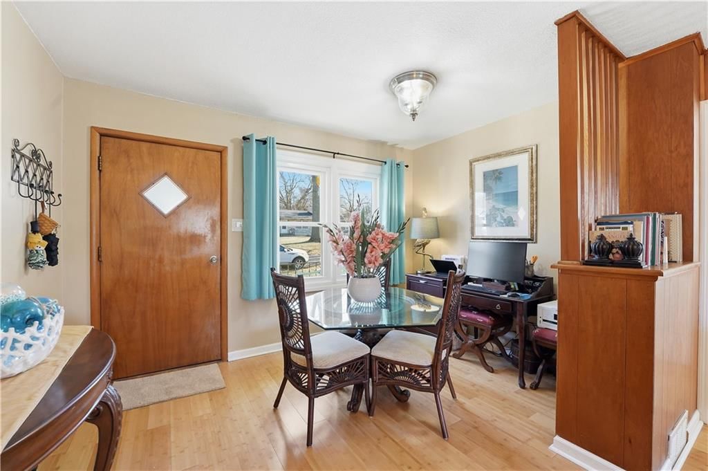 1424 Lawrence Avenue — photo 4