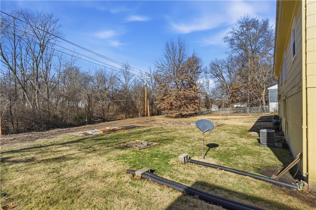 1424 Lawrence Avenue — photo 19