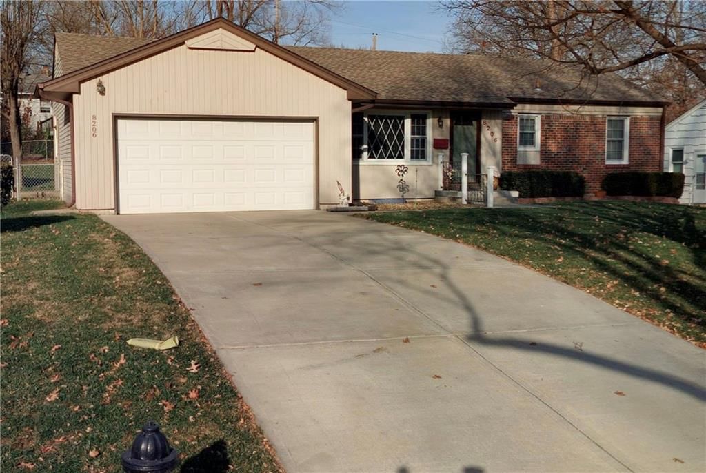 8206 W 92 Street, Overland Park, KS