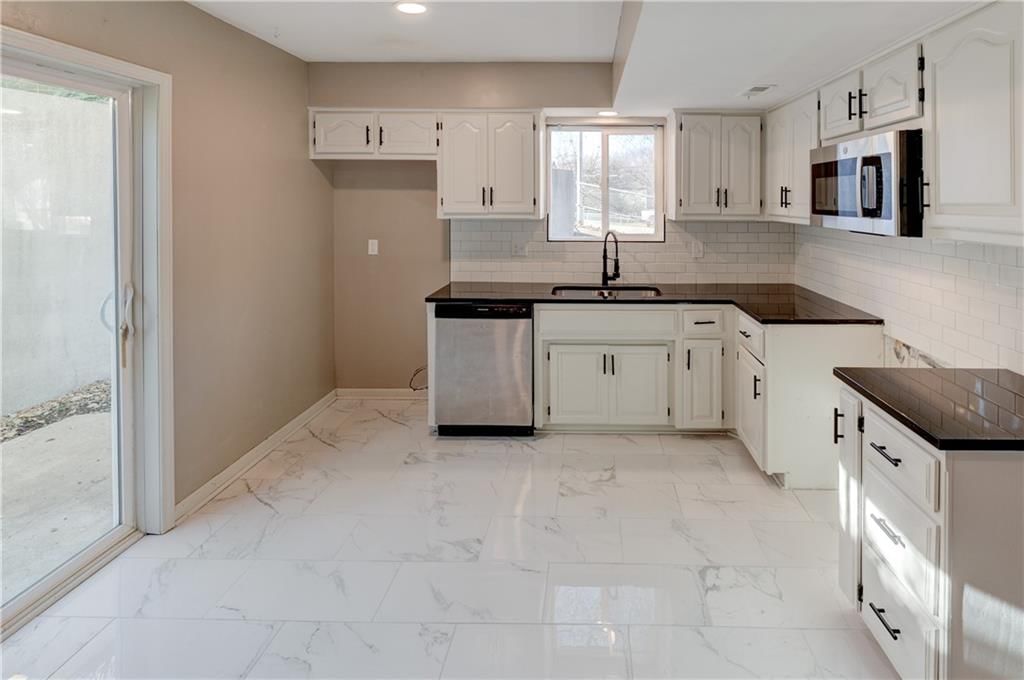 405 NE 90th Terrace — photo 8