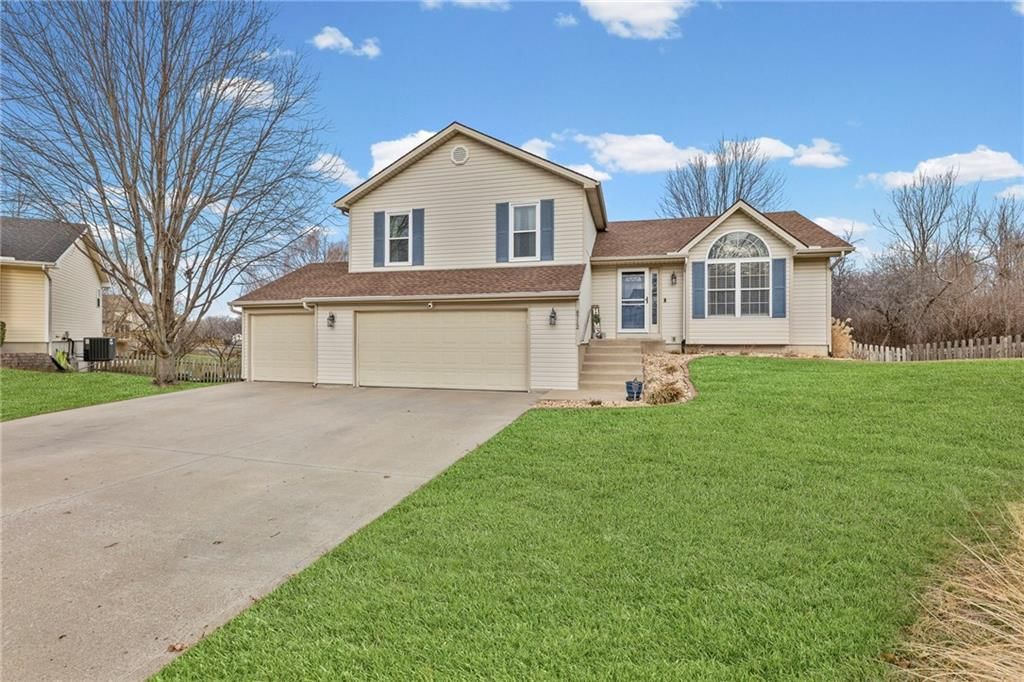 8712 N SHELDON Court — photo 2