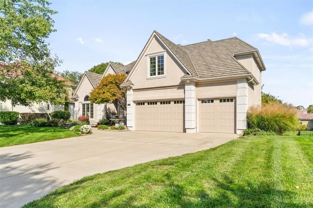 708 NE Lake Pointe Drive — photo 2