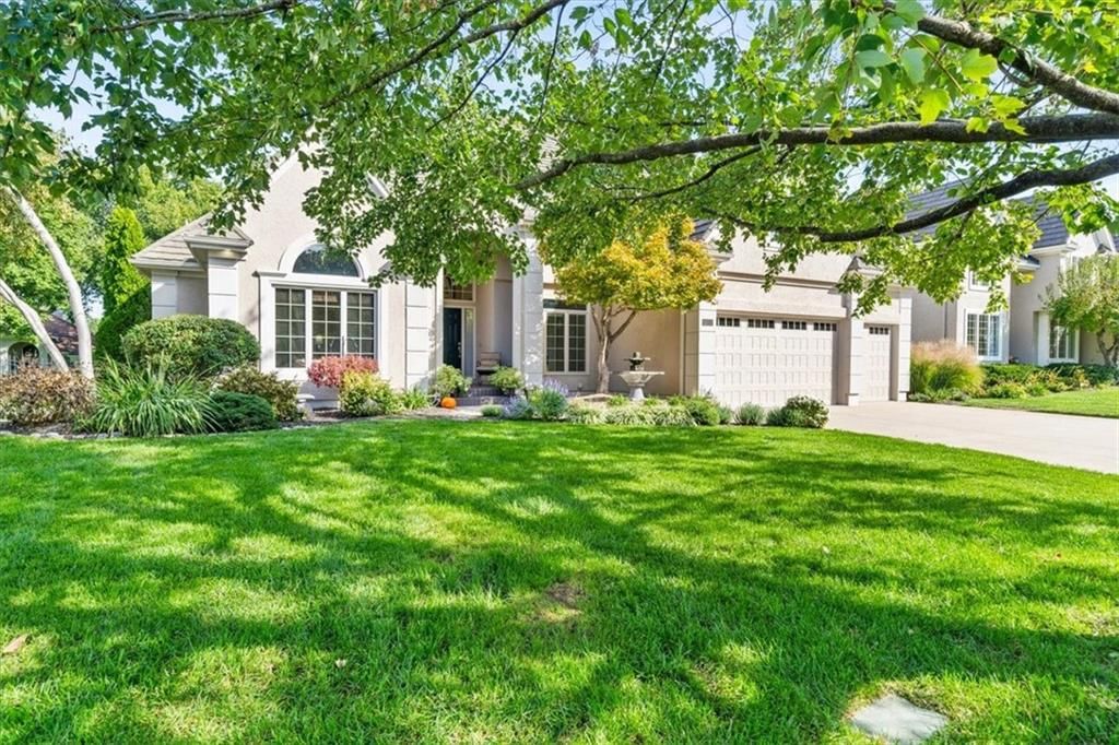 708 NE Lake Pointe Drive — photo 3