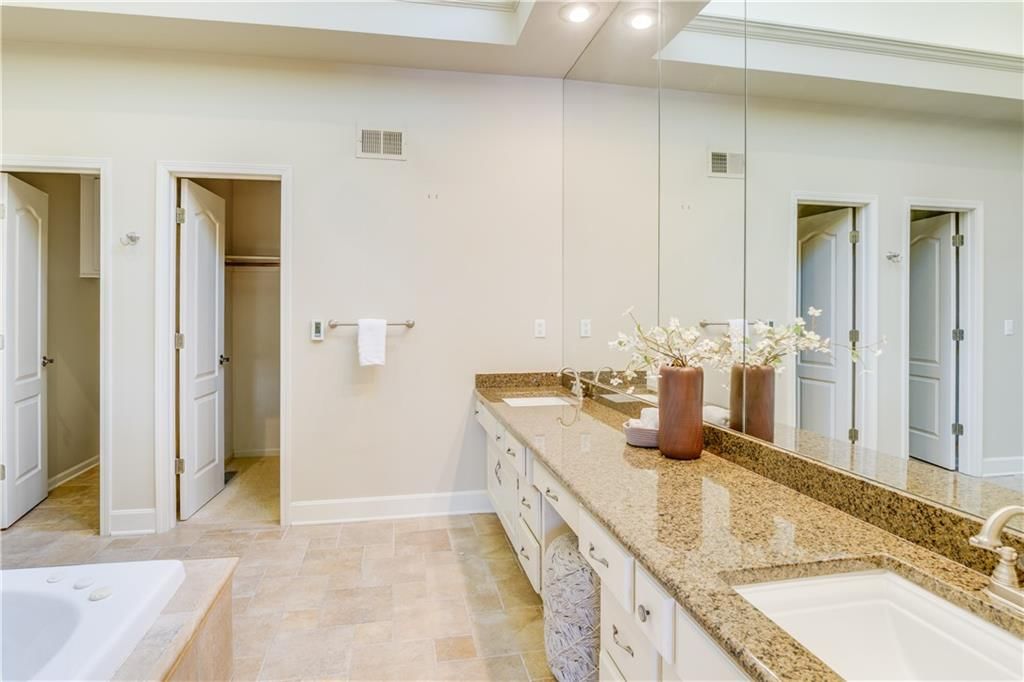 708 NE Lake Pointe Drive — photo 18