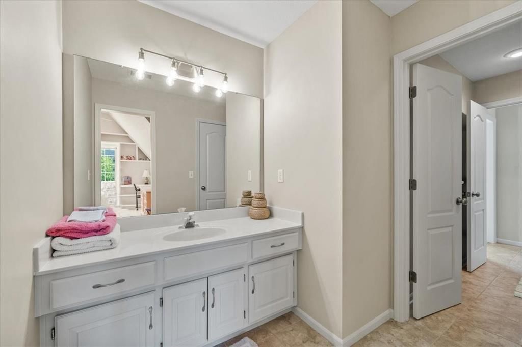 708 NE Lake Pointe Drive — photo 32