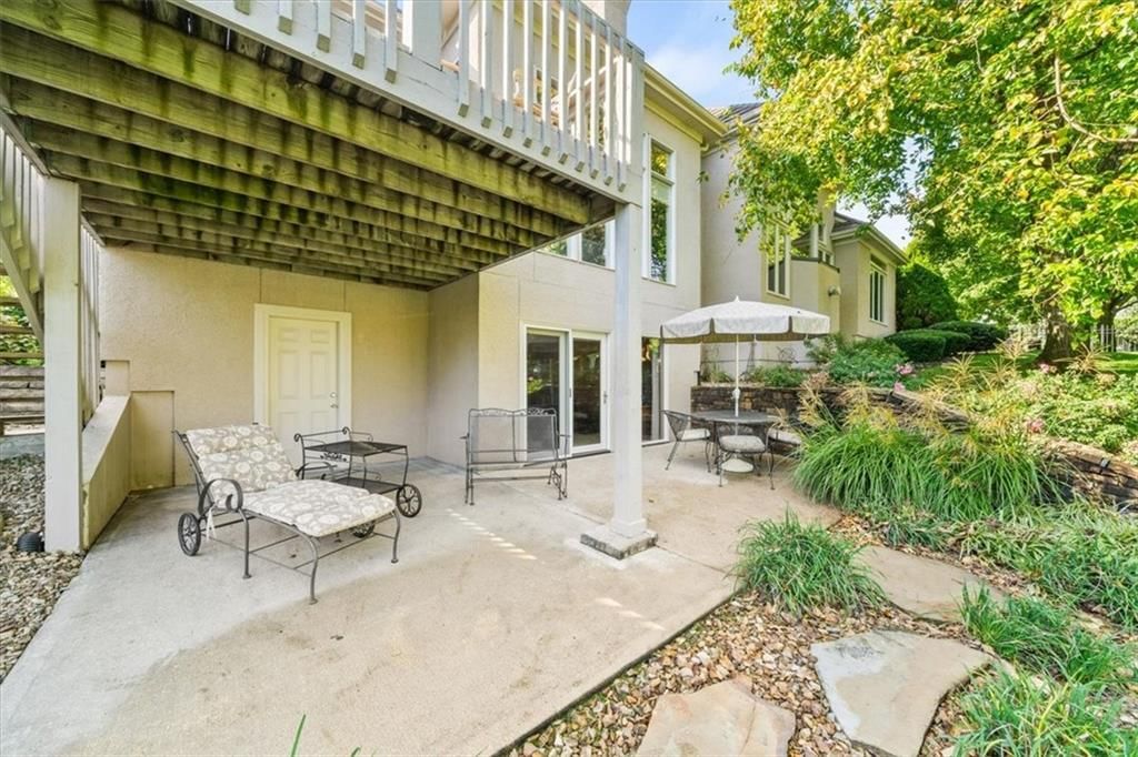 708 NE Lake Pointe Drive — photo 45