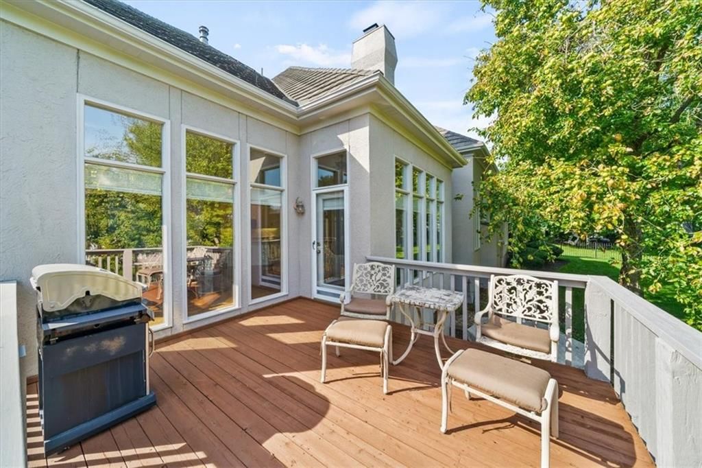 708 NE Lake Pointe Drive — photo 46