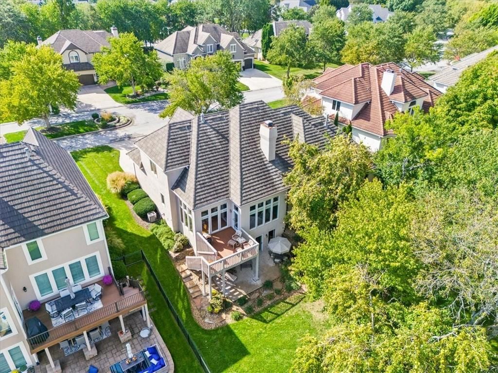708 NE Lake Pointe Drive — photo 49