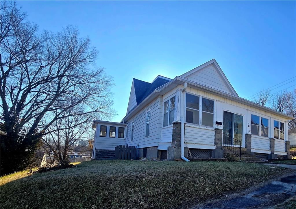 310 W Clay Street — photo 2